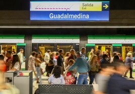 Viajeros en la estación de Guadalmedina.