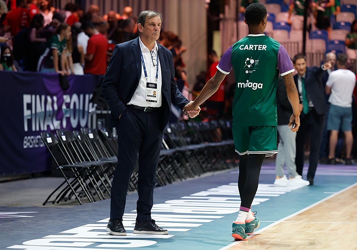 Juanma Rodríguez saluda a Tyson Carter antes de un partido.