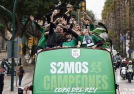 El Unicaja, durante la celebración de la Copa por las calles de Málaga.