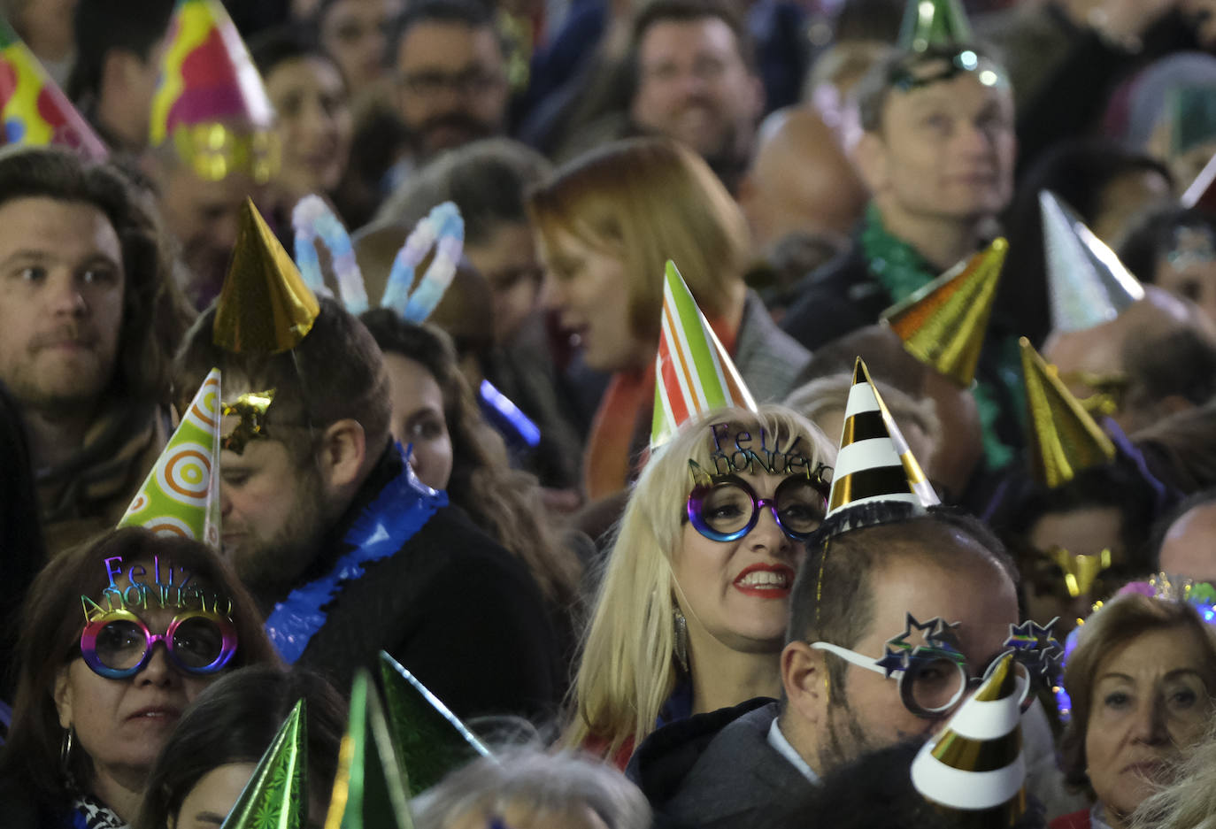 Multitud de personas eligieron el casco antiguo de la ciudad para dar la bienvenida al año 2023.