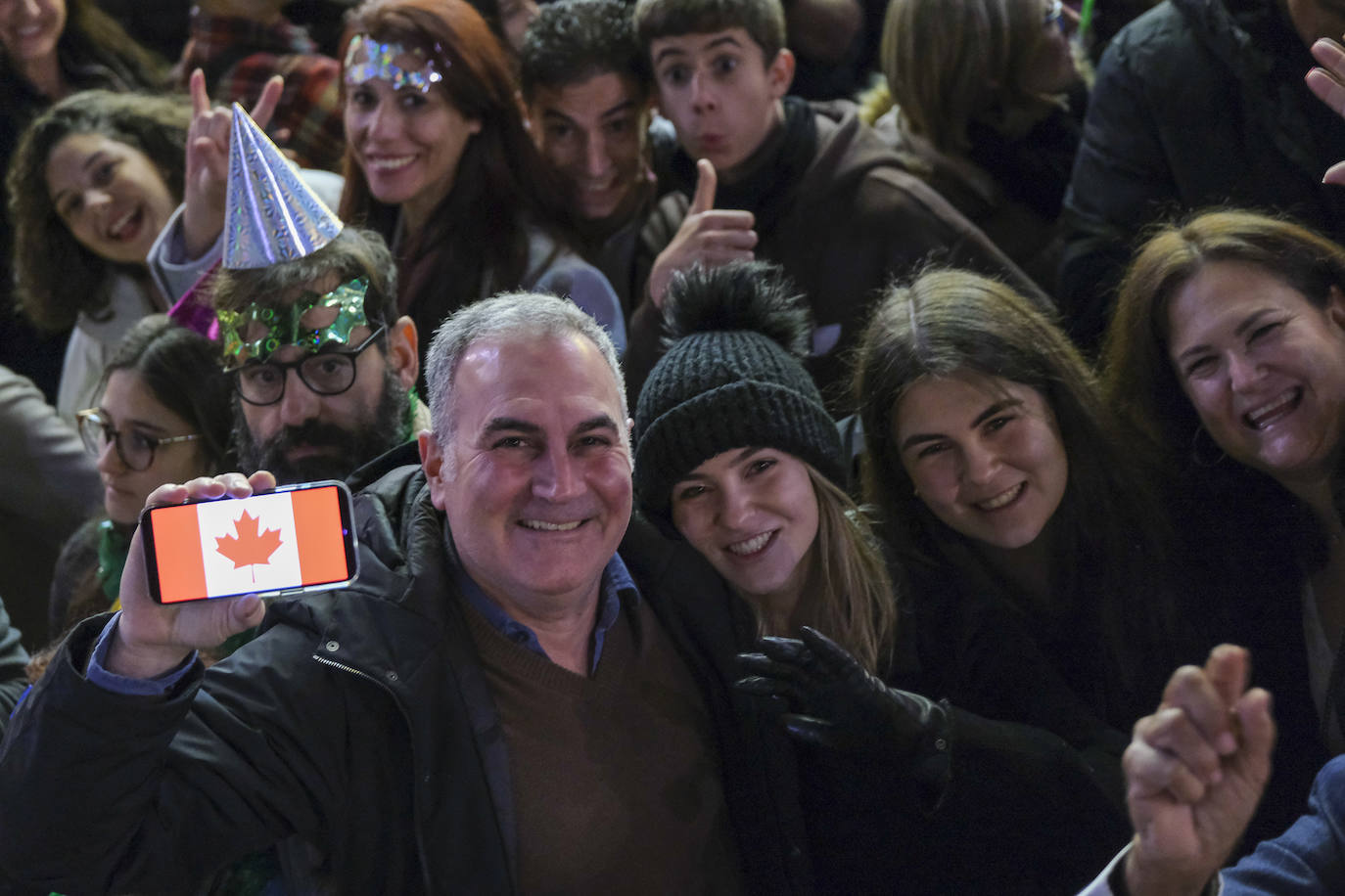 Multitud de personas eligieron el casco antiguo de la ciudad para dar la bienvenida al año 2023.