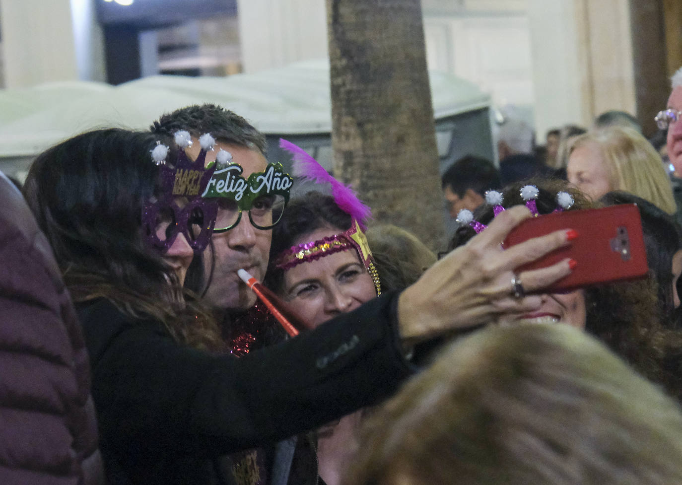 Multitud de personas eligieron el casco antiguo de la ciudad para dar la bienvenida al año 2023.