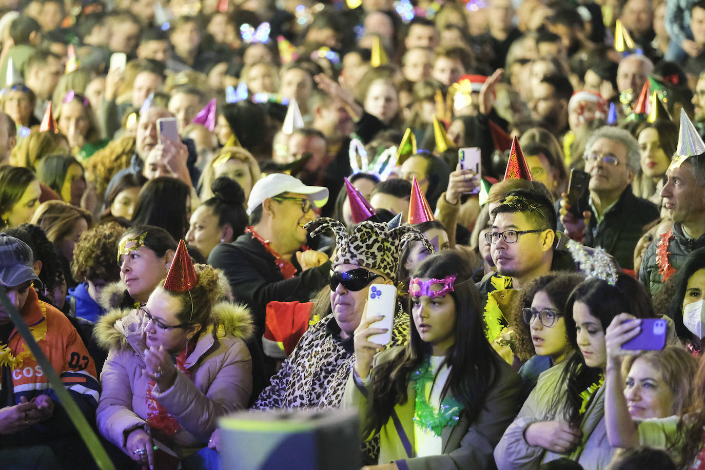 Multitud de personas eligieron el casco antiguo de la ciudad para dar la bienvenida al año 2023.