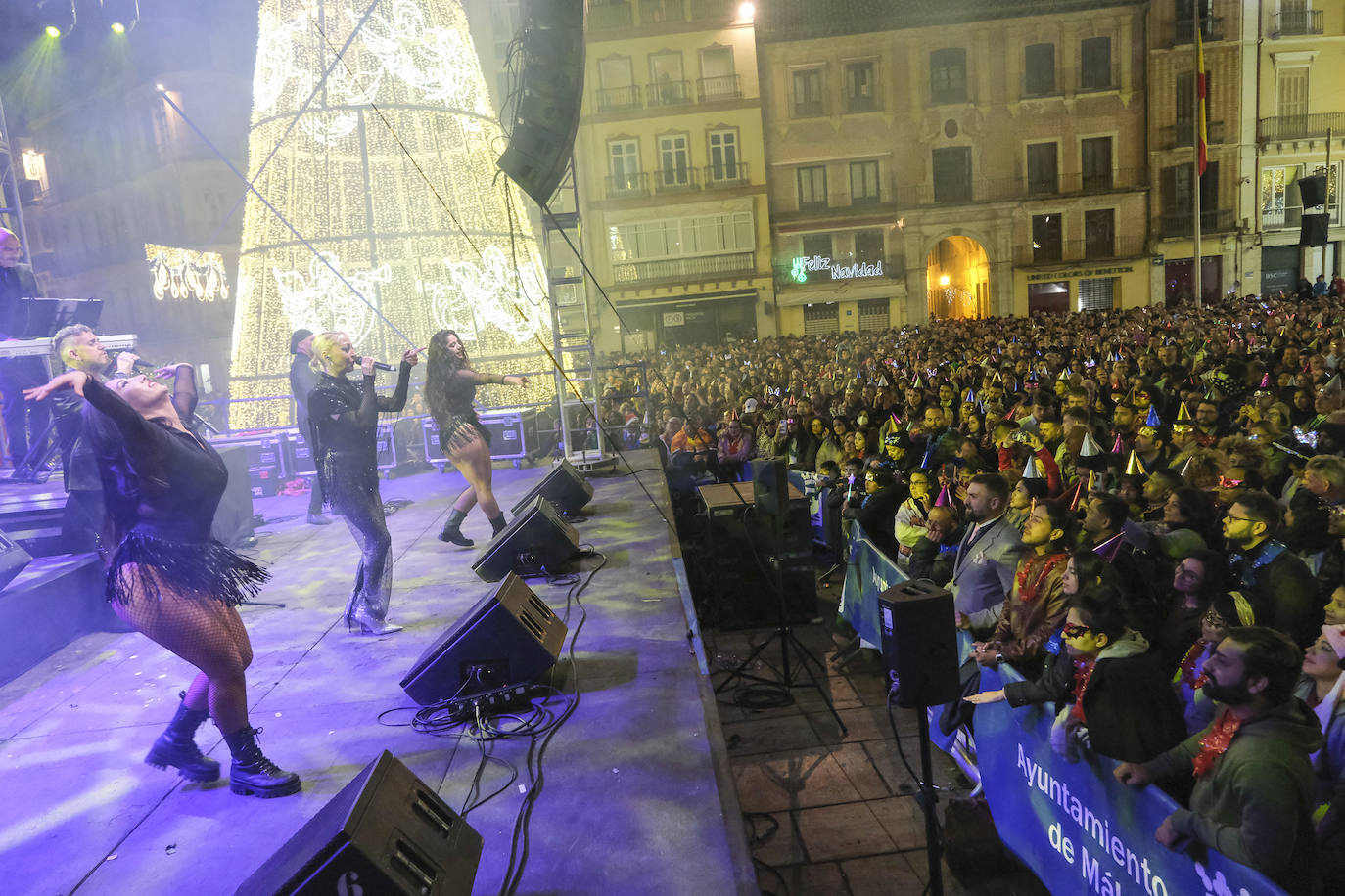 Multitud de personas eligieron el casco antiguo de la ciudad para dar la bienvenida al año 2023.