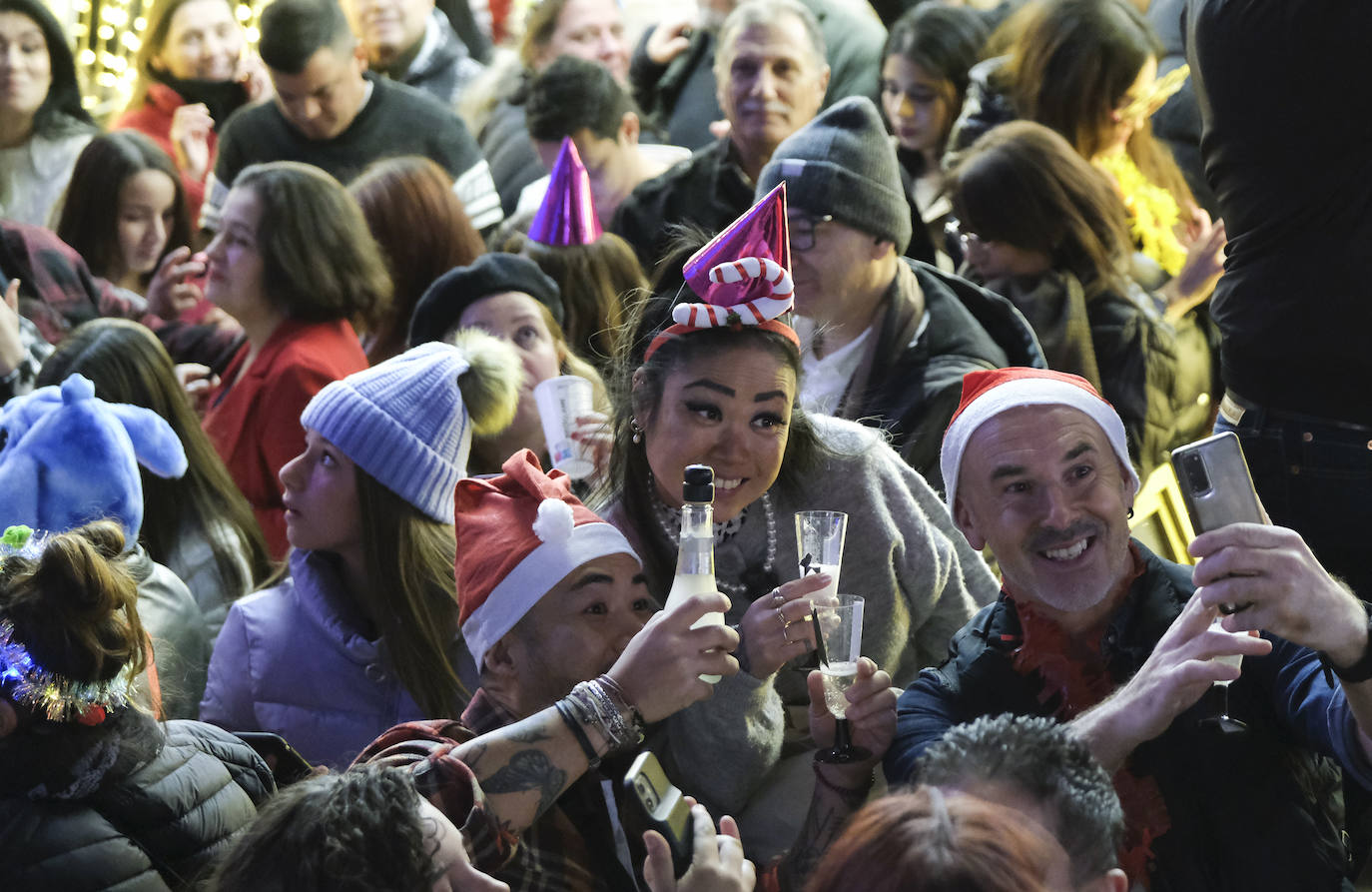 Multitud de personas eligieron el casco antiguo de la ciudad para dar la bienvenida al año 2023.