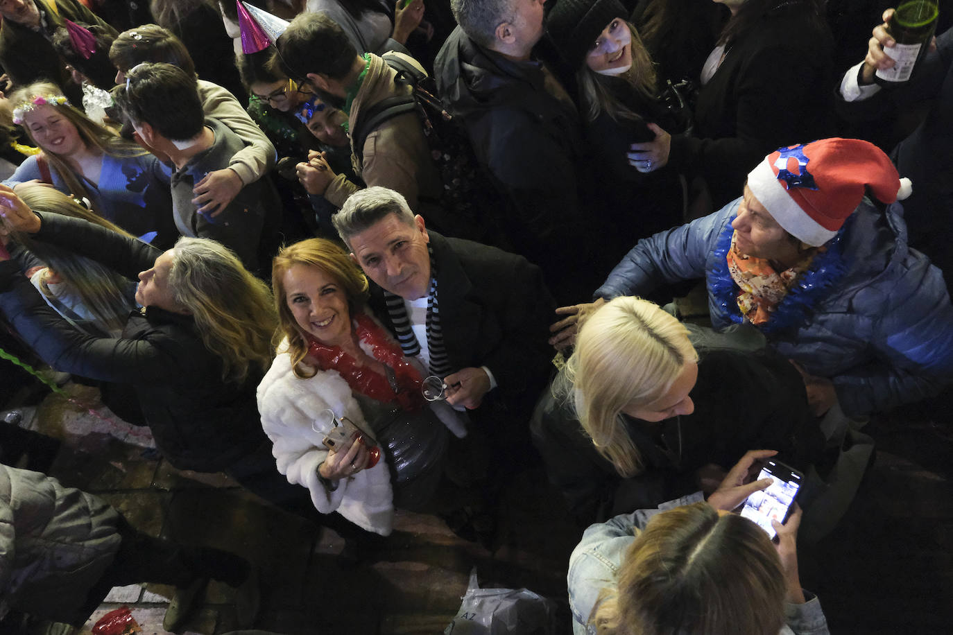 Multitud de personas eligieron el casco antiguo de la ciudad para dar la bienvenida al año 2023.