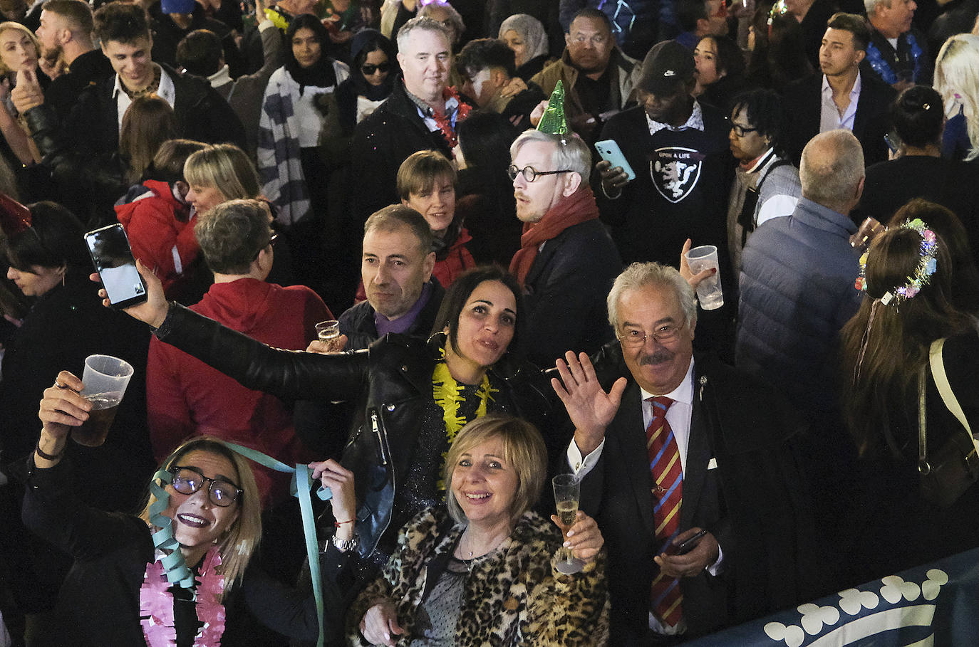 Multitud de personas eligieron el casco antiguo de la ciudad para dar la bienvenida al año 2023.