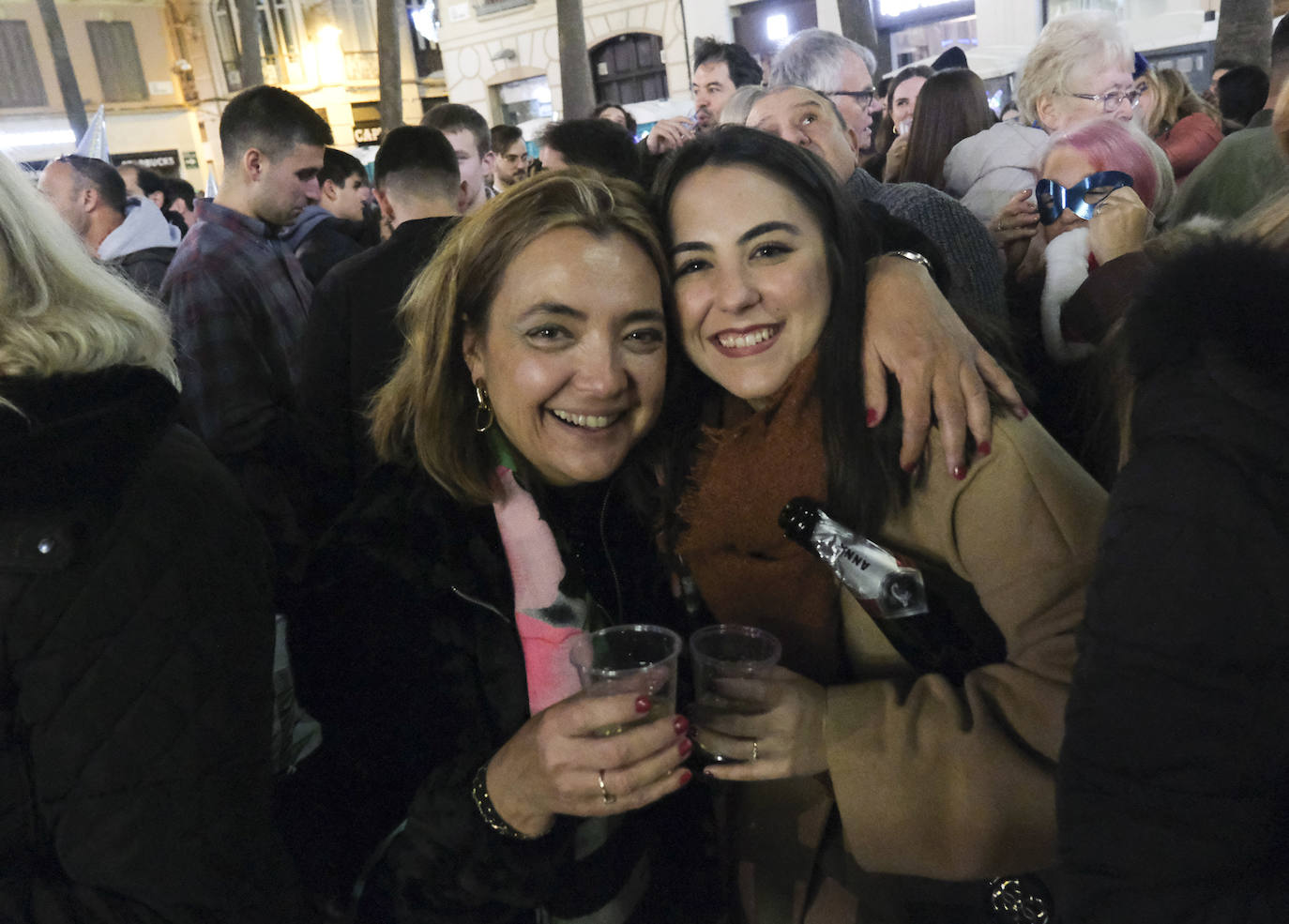 Multitud de personas eligieron el casco antiguo de la ciudad para dar la bienvenida al año 2023.