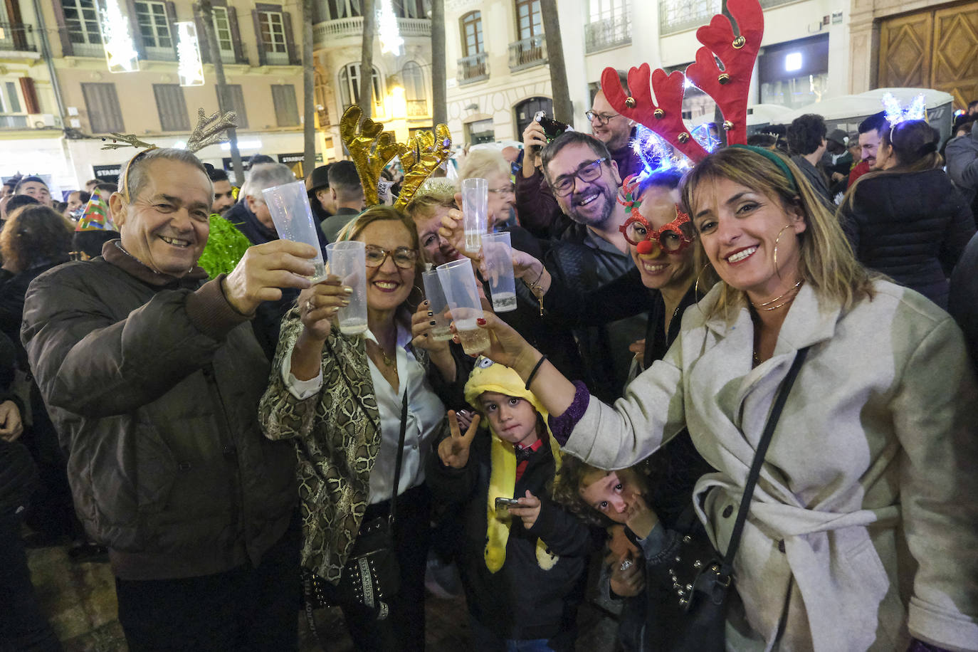 Multitud de personas eligieron el casco antiguo de la ciudad para dar la bienvenida al año 2023.