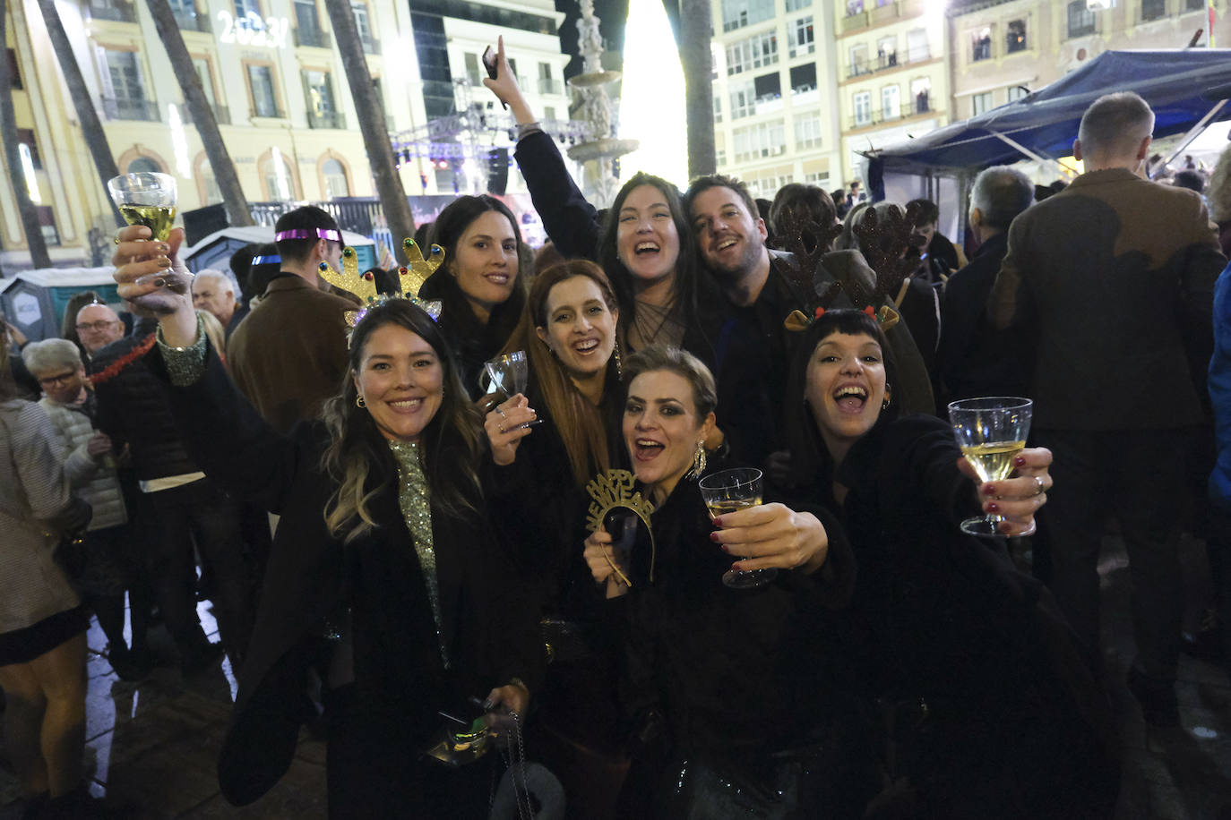 Multitud de personas eligieron el casco antiguo de la ciudad para dar la bienvenida al año 2023.