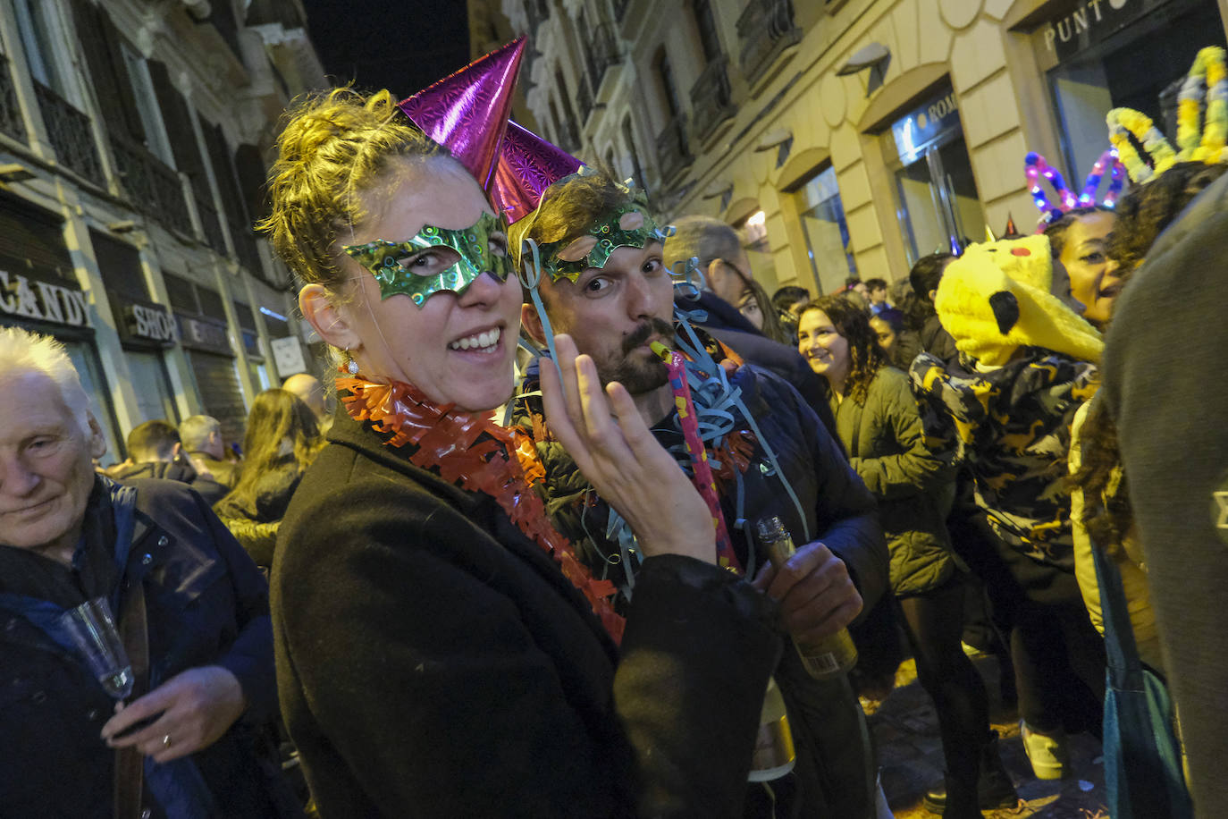 Multitud de personas eligieron el casco antiguo de la ciudad para dar la bienvenida al año 2023.