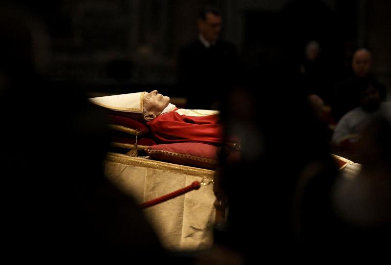 Benedicto XVI ha sido revestido con las vestiduras pontificias de color rojo, que es el color reservado a los pontífices. Además, lleva una casulla solemne roja y una mitra con bordes dorados.