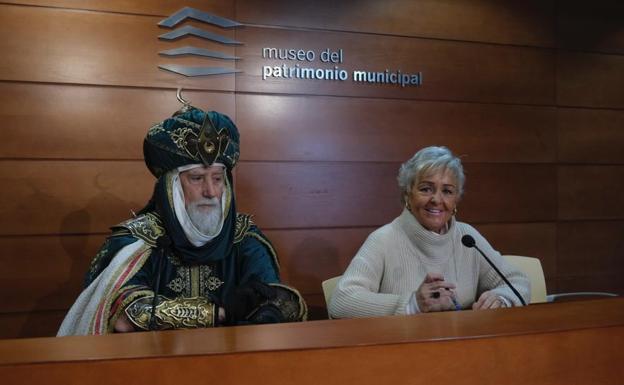 Teresa Porras junto al emisario real, en el Museo del Patrimonio Municipal, este martes. 