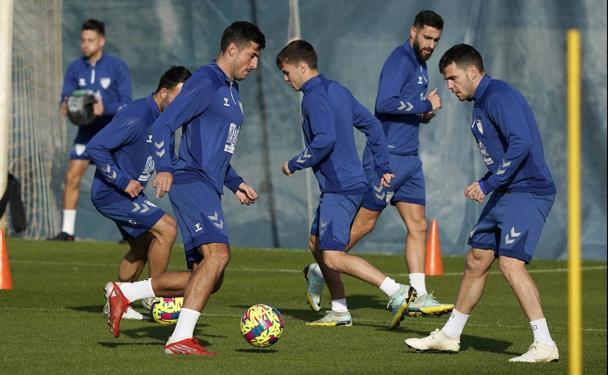 Chavarría, Febas y Álex Gallar, entre otros jugadores del Málaga, en un entrenamiento reciente del equipo. 