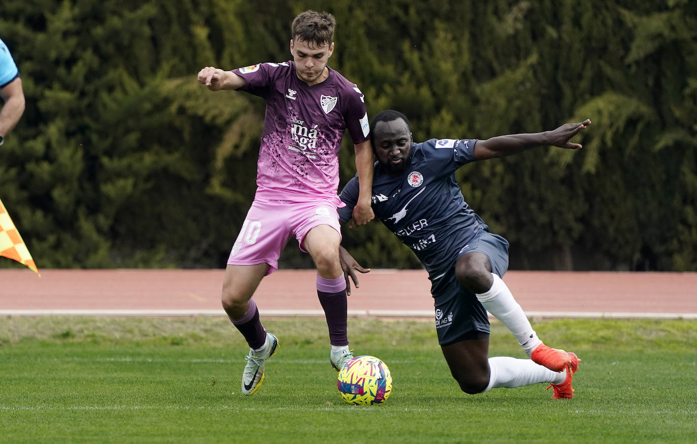 Las fotos del amistoso del Málaga contra el Winterthur suizo en Coín. El equipo blanquiazul a las órdenes de Pepe Mel se tomó el partido para coger ritmo después del parón navideño antes de reanudar la Liga y perdió por 0-1.