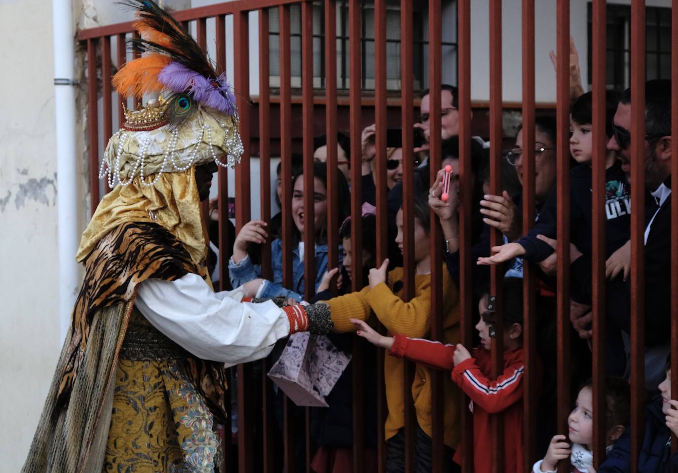 Melchor, Gaspar y Baltasar llegaron en helicóptero al Colegio Doctor Fleming y posteriormente recorrieron las calles del distrito en sus camellos.