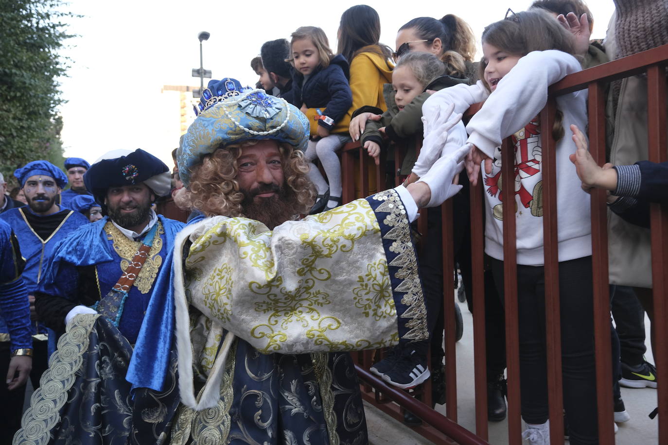 Melchor, Gaspar y Baltasar llegaron en helicóptero al Colegio Doctor Fleming y posteriormente recorrieron las calles del distrito en sus camellos.