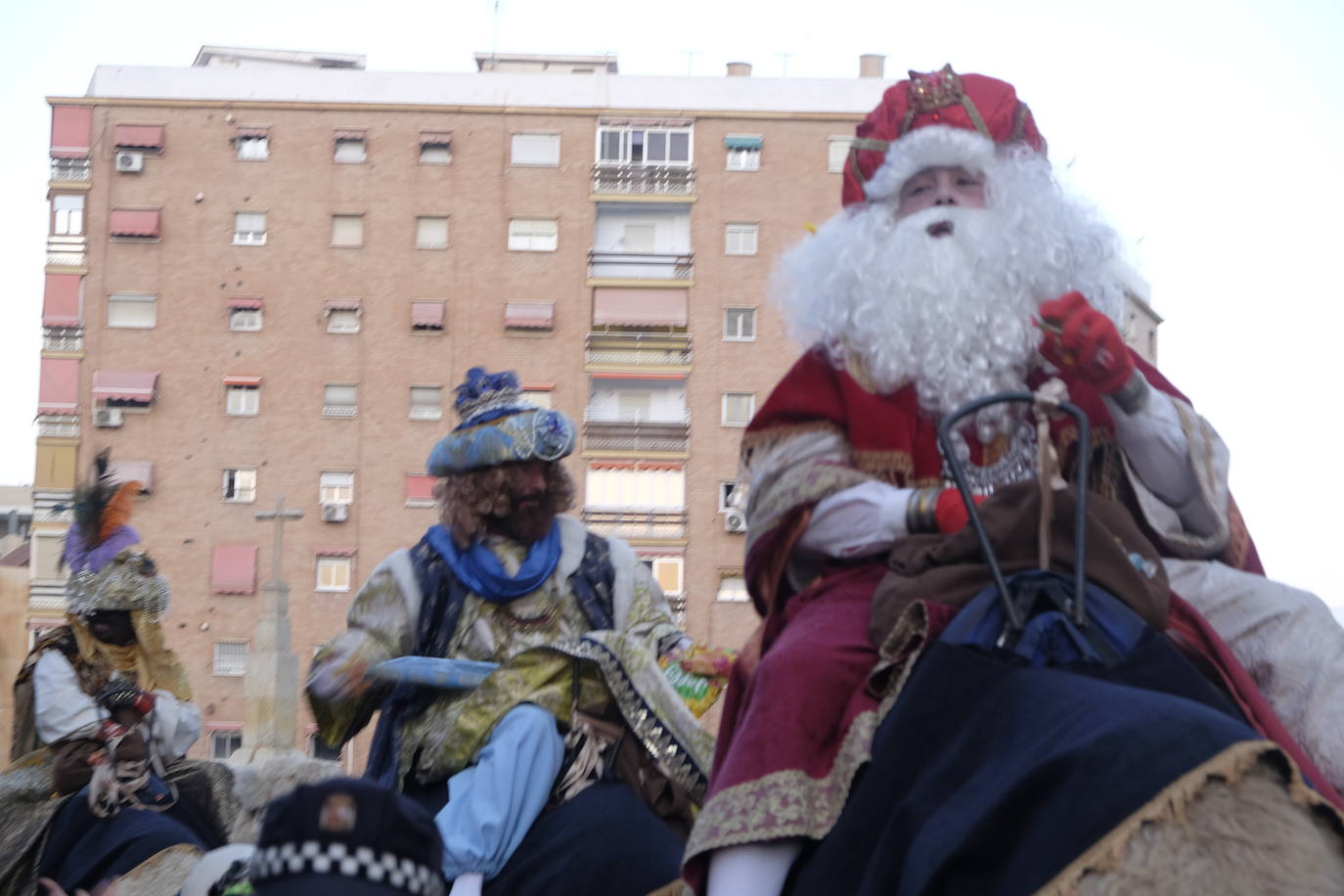 Melchor, Gaspar y Baltasar llegaron en helicóptero al Colegio Doctor Fleming y posteriormente recorrieron las calles del distrito en sus camellos.