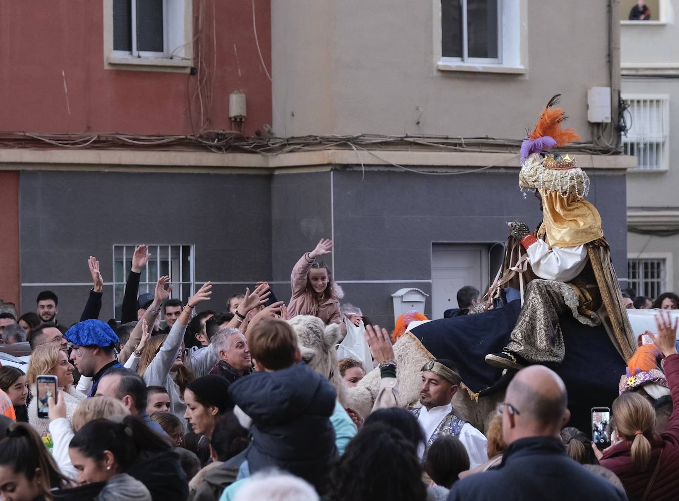 Melchor, Gaspar y Baltasar llegaron en helicóptero al Colegio Doctor Fleming y posteriormente recorrieron las calles del distrito en sus camellos.