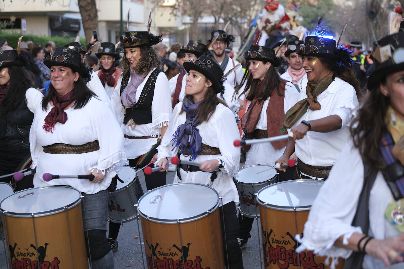 Melchor, Gaspar y Baltasar llegaron en helicóptero al Colegio Doctor Fleming y posteriormente recorrieron las calles del distrito en sus camellos.