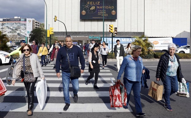 Imagen principal - Las calles se llenaron de gente paseando de una tienda a otra con las bolsas de regalos. 