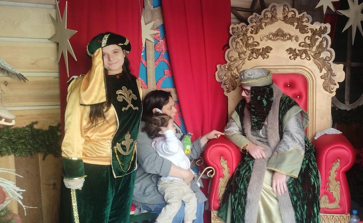 Yanira y Juan José, emisarios reales, han leído las cartas de los niños de Marbella. 