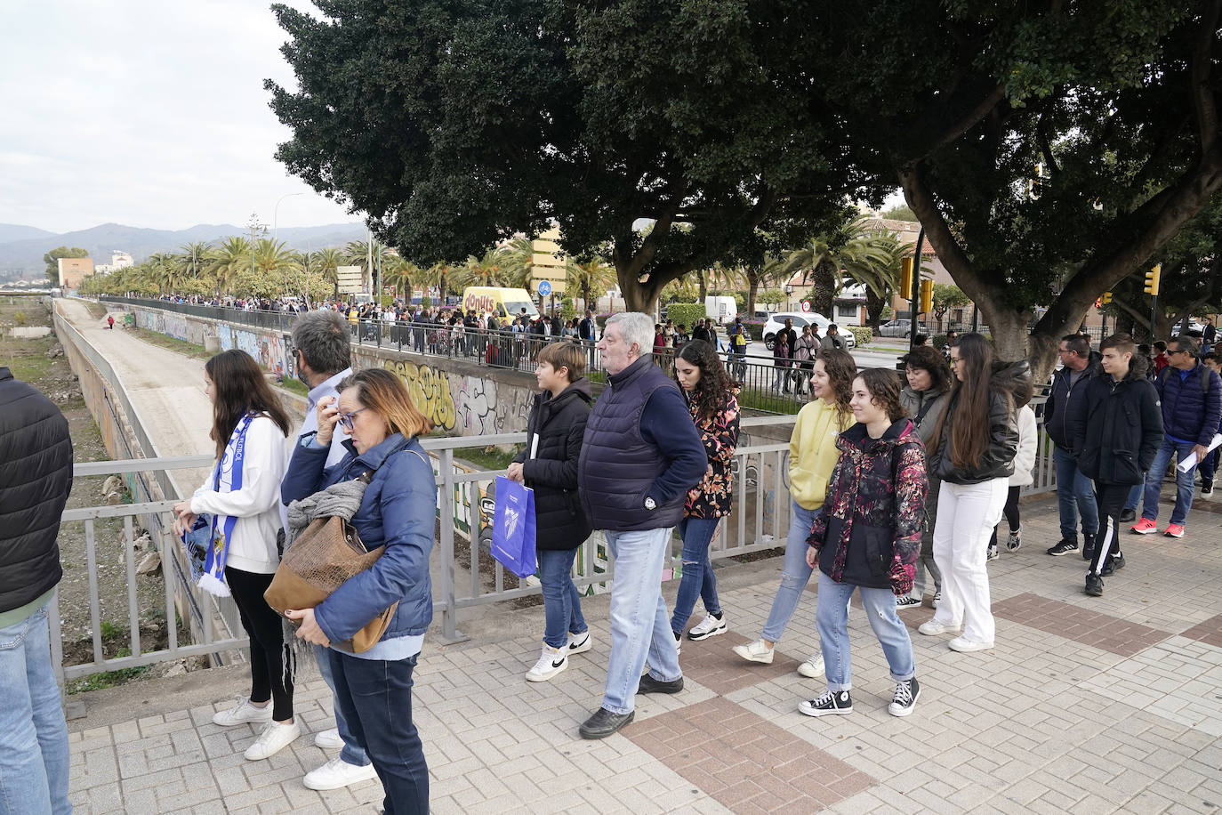 Miles de seguidores, entre ellos muchos niños, acuden en masa a La Rosaleda para ver una sesión de trabajo del equipo blanquiazul en la víspera del Día de Reyes. 