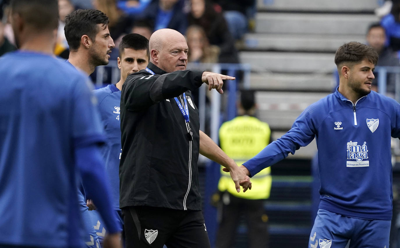 Miles de seguidores, entre ellos muchos niños, acuden en masa a La Rosaleda para ver una sesión de trabajo del equipo blanquiazul en la víspera del Día de Reyes. 