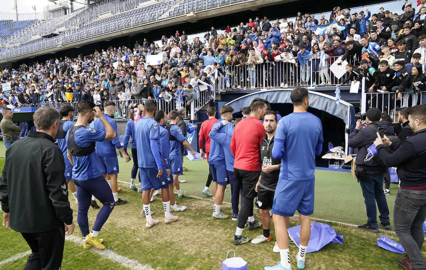 Miles de seguidores, entre ellos muchos niños, acuden en masa a La Rosaleda para ver una sesión de trabajo del equipo blanquiazul en la víspera del Día de Reyes. 