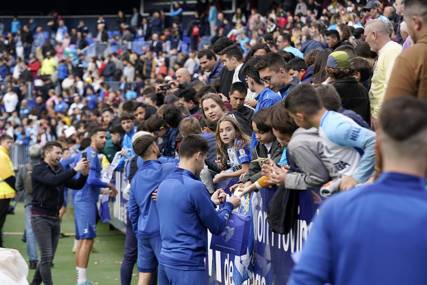 Miles de seguidores, entre ellos muchos niños, acuden en masa a La Rosaleda para ver una sesión de trabajo del equipo blanquiazul en la víspera del Día de Reyes. 