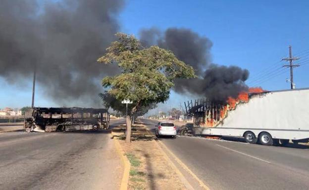 Vehículos quemados en Culiacán tras la detención de uno de los hijos de 'El Chapo' Guzmán.