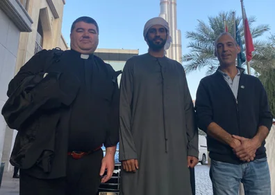 Imagen secundaria 1 - De Coín a Dubái: el párroco cetrero que representó a España en Emiratos Árabes