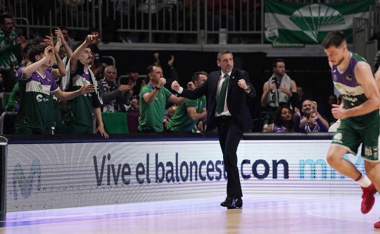 Ibon Navarro celebra una acción de su equipo durante el partido ante el Surne Bilbao. 