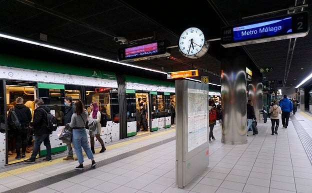 Viajeros suben y bajan del metro. 