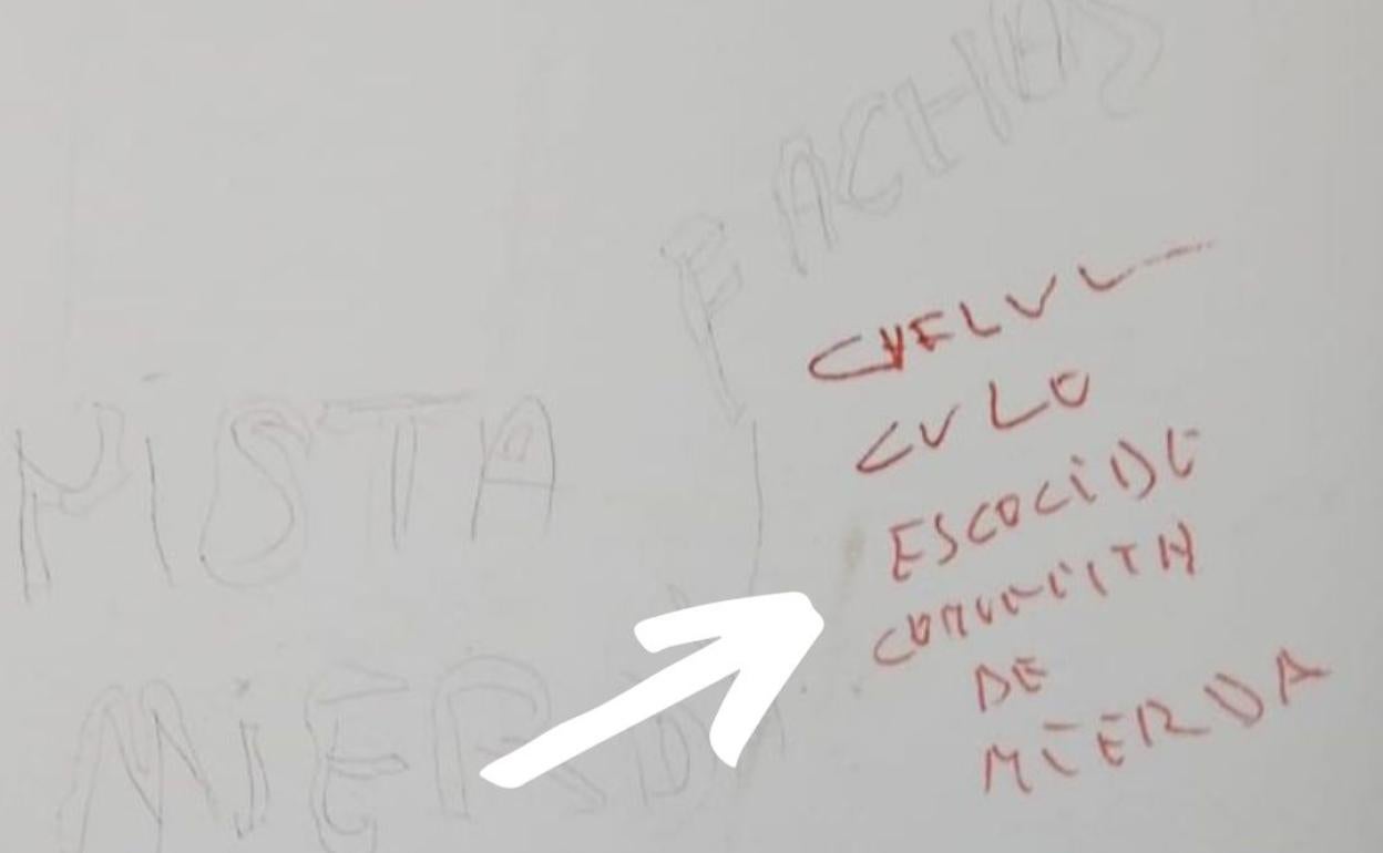El Ayuntamiento de Casares denuncia una pintada homófoba contra el concejal de Igualdad Chelu Herrera