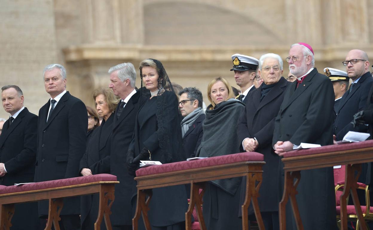 La Reina Sofía (tercera por la derecha) durante el funeral del Pontífice emérito. 