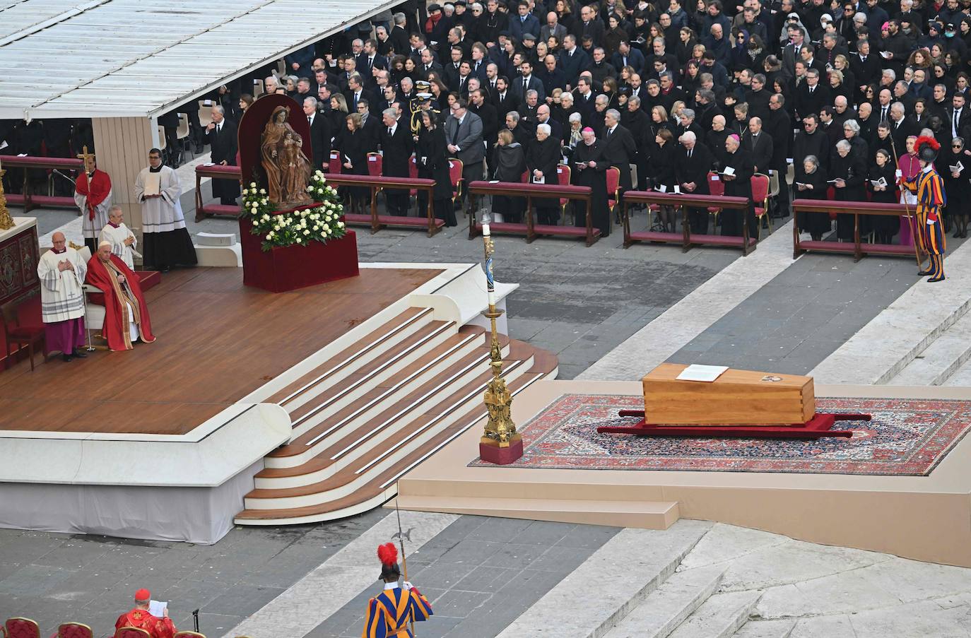 El papa Francisco, durante la misa funeral de Benedicto XVI.