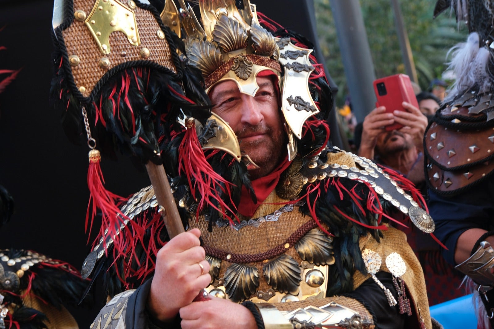 Melchor, Gaspar y Baltasar pasean por las calles de la capital en un recorrido de aniversario centenario en el que están acompañados por dieciséis carrozas y ocho pasacalles para repartir ilusión y 20.500 kilos de caramelos.