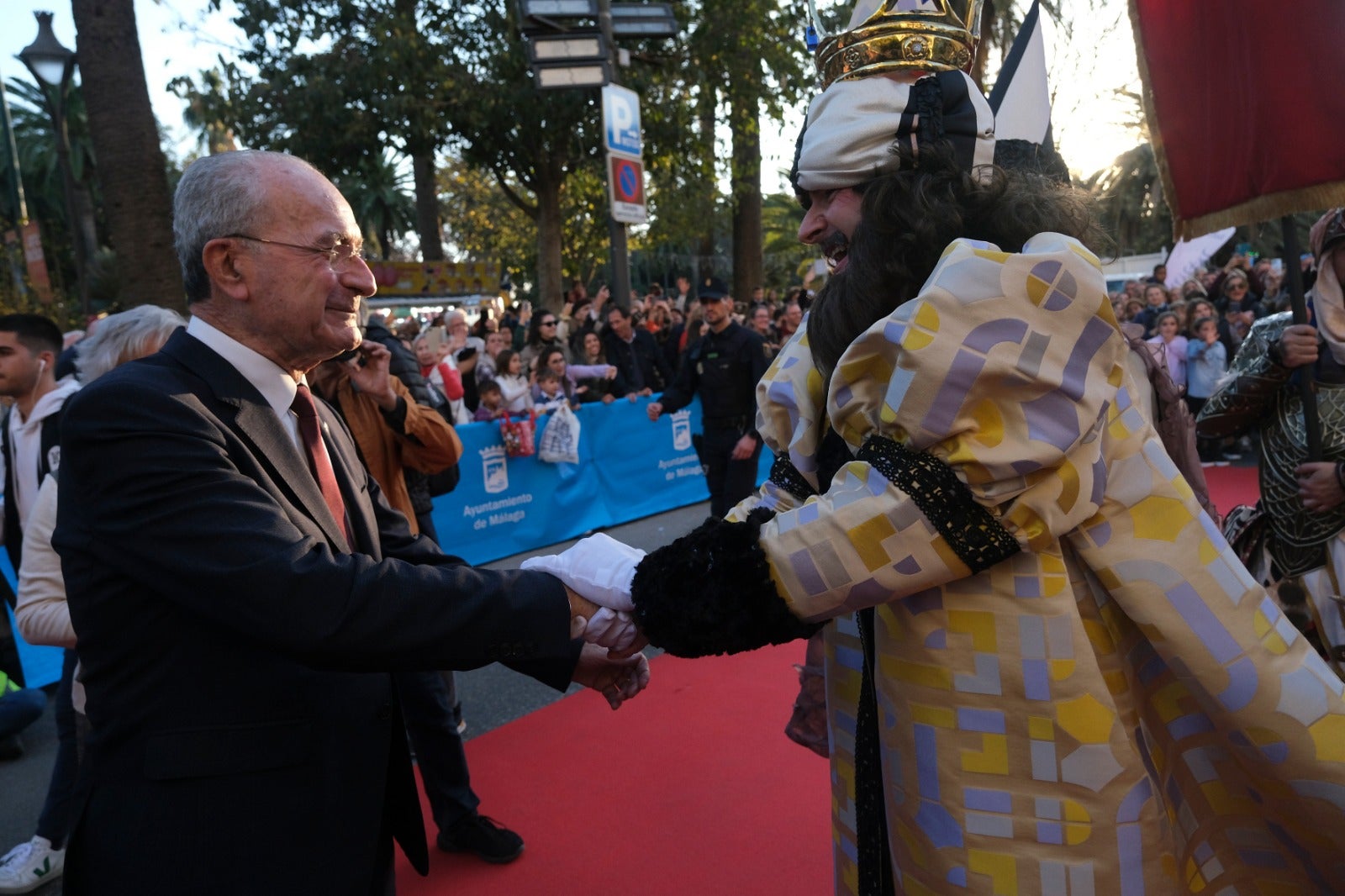 Melchor, Gaspar y Baltasar pasean por las calles de la capital en un recorrido de aniversario centenario en el que están acompañados por dieciséis carrozas y ocho pasacalles para repartir ilusión y 20.500 kilos de caramelos.