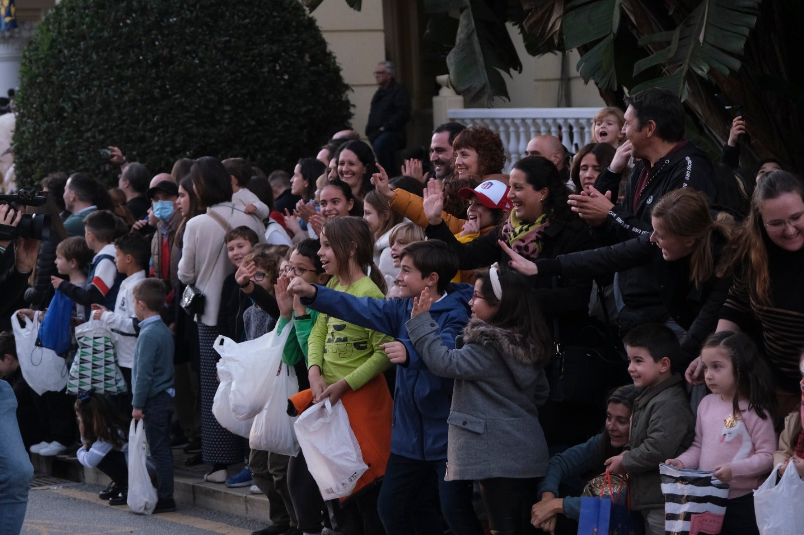 Melchor, Gaspar y Baltasar pasean por las calles de la capital en un recorrido de aniversario centenario en el que están acompañados por dieciséis carrozas y ocho pasacalles para repartir ilusión y 20.500 kilos de caramelos.