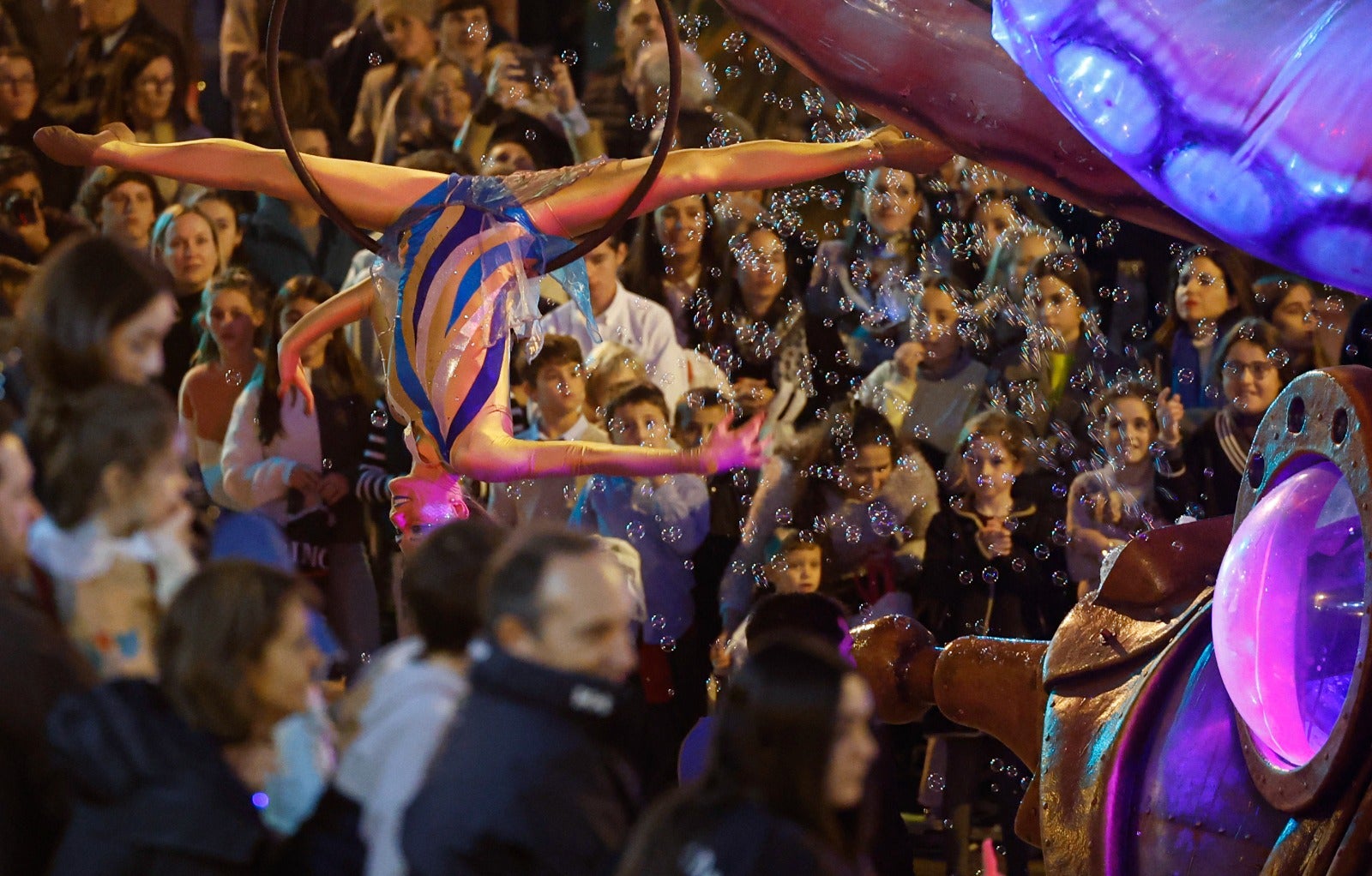 Melchor, Gaspar y Baltasar pasean por las calles de la capital en un recorrido de aniversario centenario en el que están acompañados por dieciséis carrozas y ocho pasacalles para repartir ilusión y 20.500 kilos de caramelos.