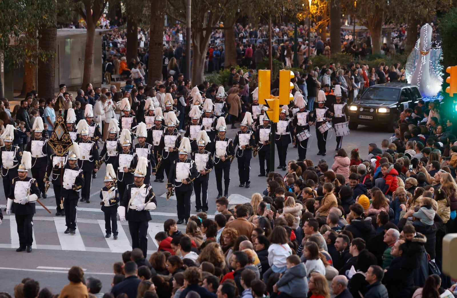 Melchor, Gaspar y Baltasar pasean por las calles de la capital en un recorrido de aniversario centenario en el que están acompañados por dieciséis carrozas y ocho pasacalles para repartir ilusión y 20.500 kilos de caramelos.