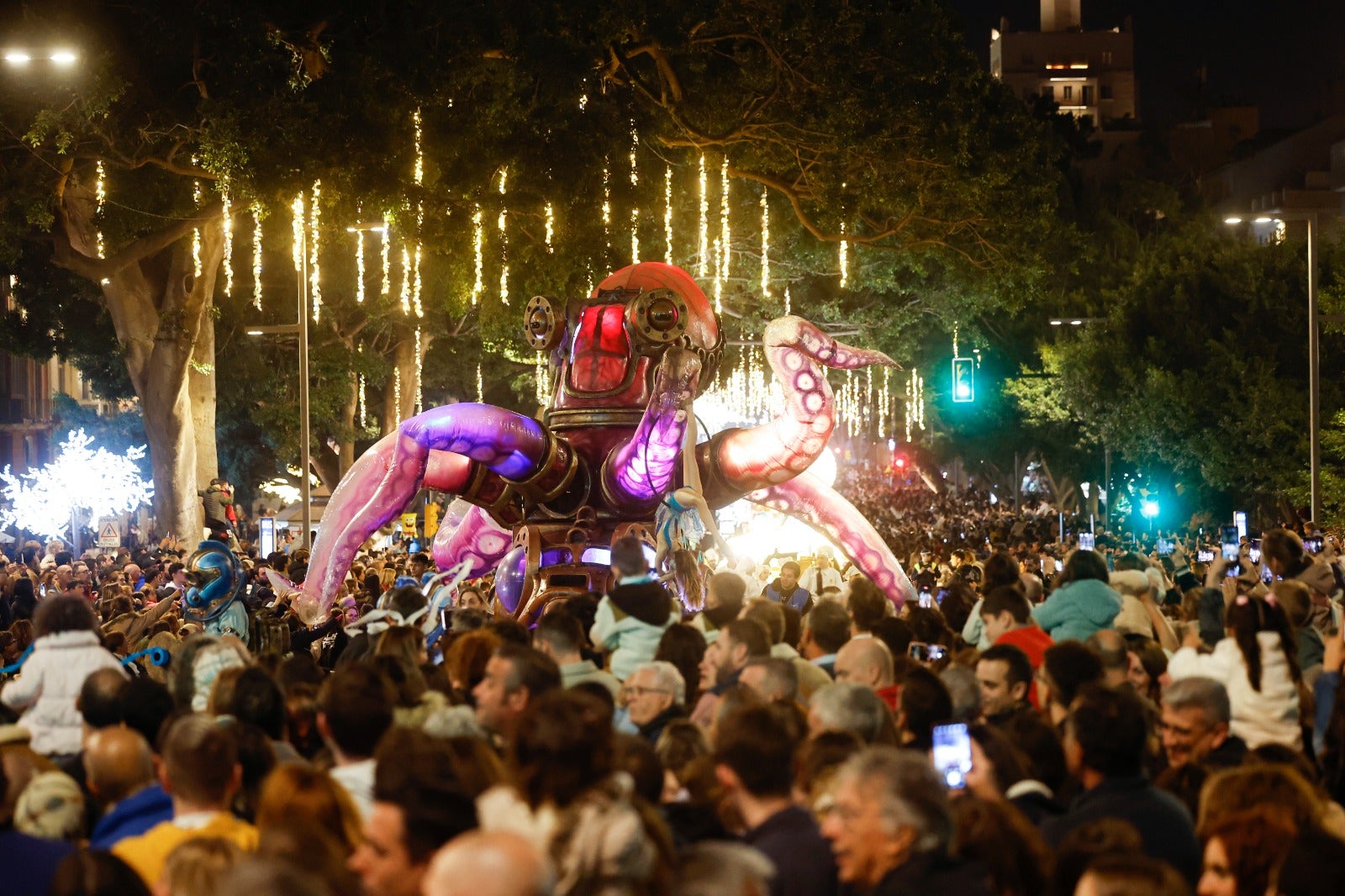 Melchor, Gaspar y Baltasar pasean por las calles de la capital en un recorrido de aniversario centenario en el que están acompañados por dieciséis carrozas y ocho pasacalles para repartir ilusión y 20.500 kilos de caramelos.