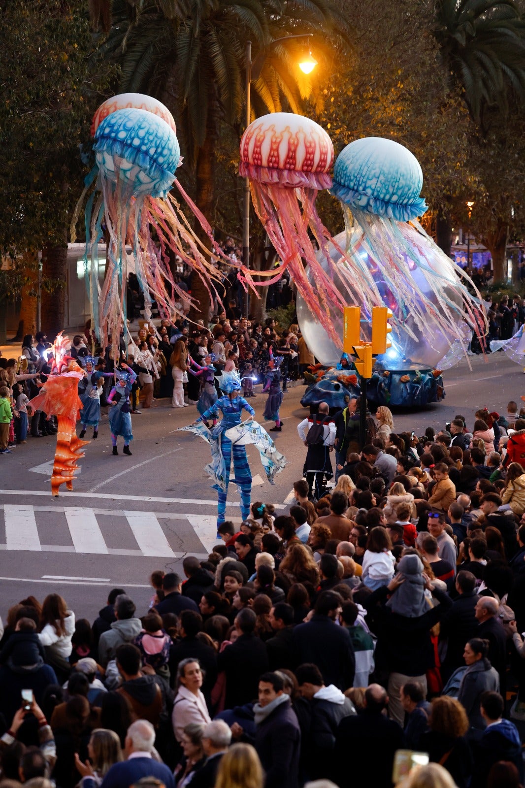 Melchor, Gaspar y Baltasar pasean por las calles de la capital en un recorrido de aniversario centenario en el que están acompañados por dieciséis carrozas y ocho pasacalles para repartir ilusión y 20.500 kilos de caramelos.