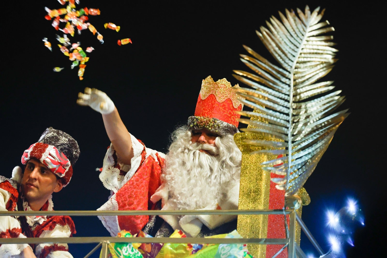 Melchor, Gaspar y Baltasar pasean por las calles de la capital en un recorrido de aniversario centenario en el que están acompañados por dieciséis carrozas y ocho pasacalles para repartir ilusión y 20.500 kilos de caramelos.