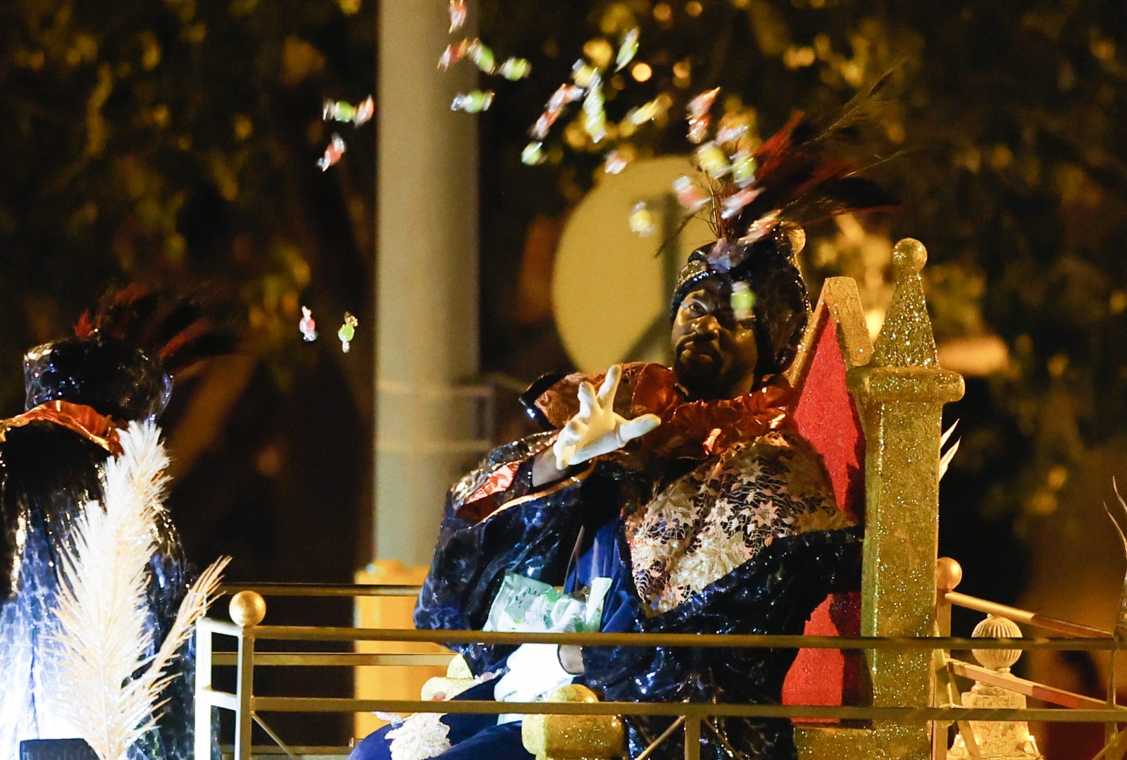 Melchor, Gaspar y Baltasar pasean por las calles de la capital en un recorrido de aniversario centenario en el que están acompañados por dieciséis carrozas y ocho pasacalles para repartir ilusión y 20.500 kilos de caramelos.