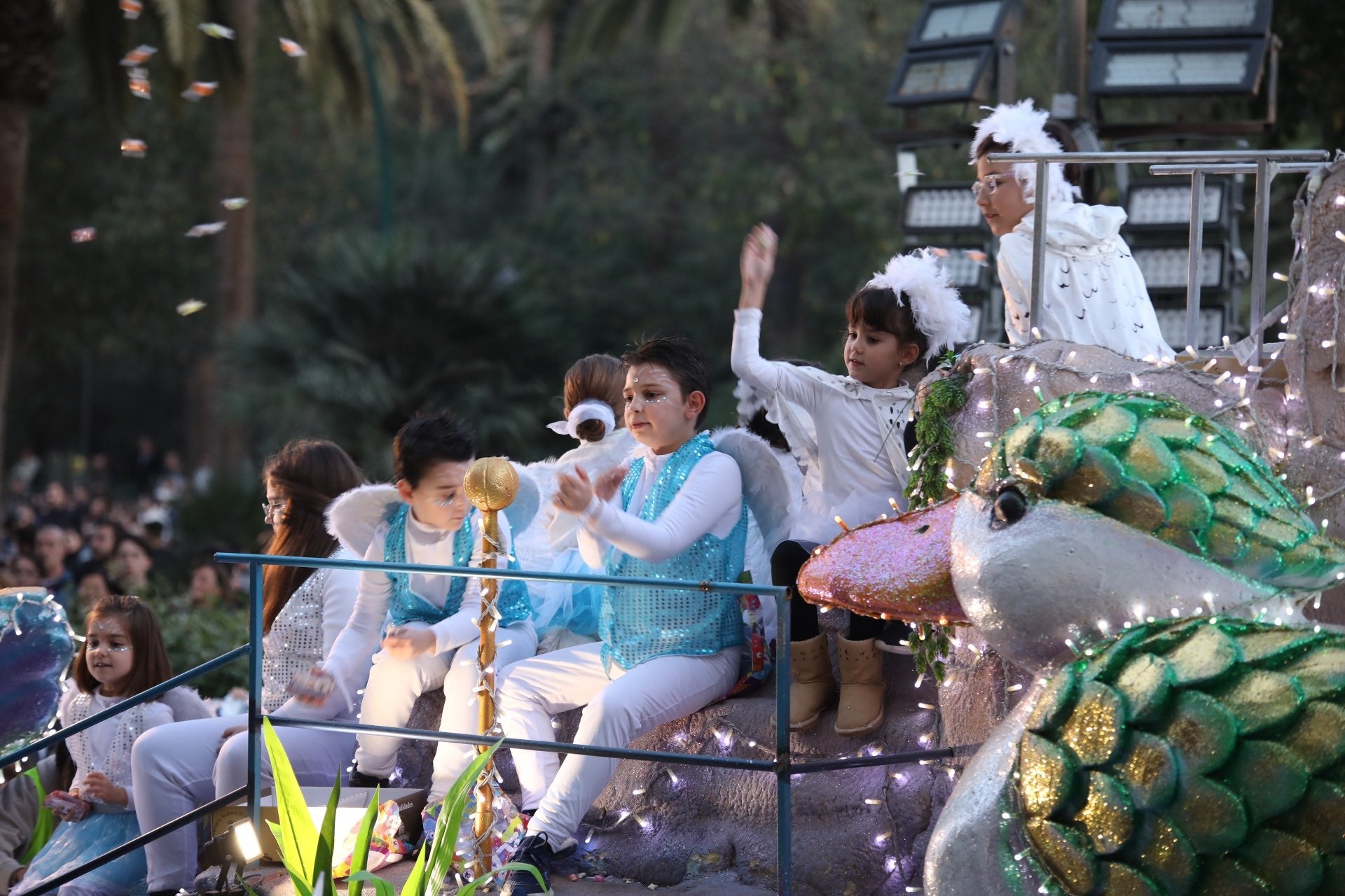 Melchor, Gaspar y Baltasar pasean por las calles de la capital en un recorrido de aniversario centenario en el que están acompañados por dieciséis carrozas y ocho pasacalles para repartir ilusión y 20.500 kilos de caramelos.