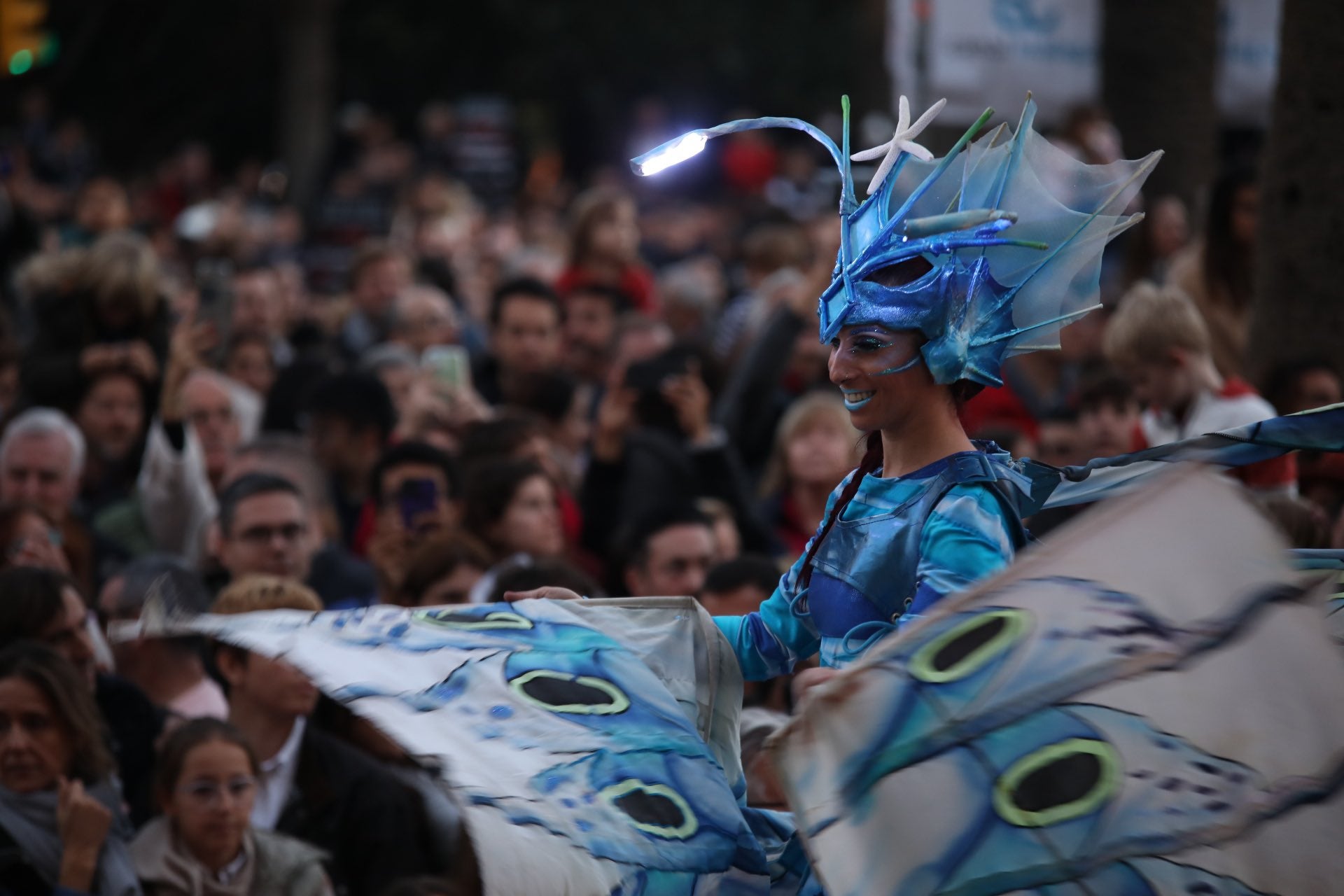 Melchor, Gaspar y Baltasar pasean por las calles de la capital en un recorrido de aniversario centenario en el que están acompañados por dieciséis carrozas y ocho pasacalles para repartir ilusión y 20.500 kilos de caramelos.