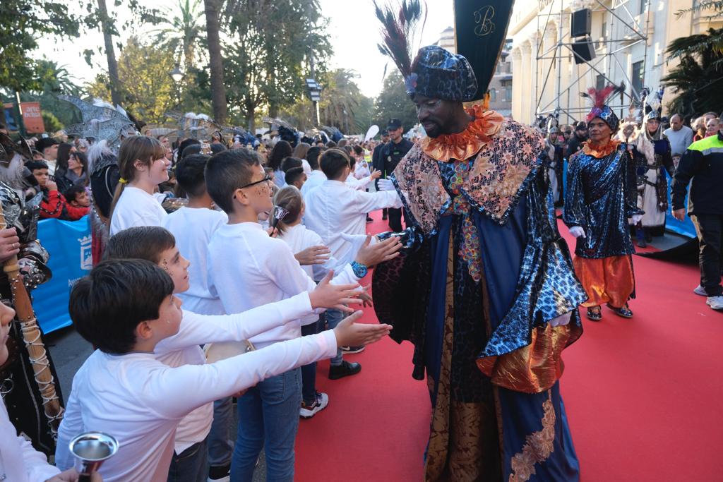 Melchor, Gaspar y Baltasar pasean por las calles de la capital en un recorrido de aniversario centenario en el que están acompañados por dieciséis carrozas y ocho pasacalles para repartir ilusión y 20.500 kilos de caramelos.