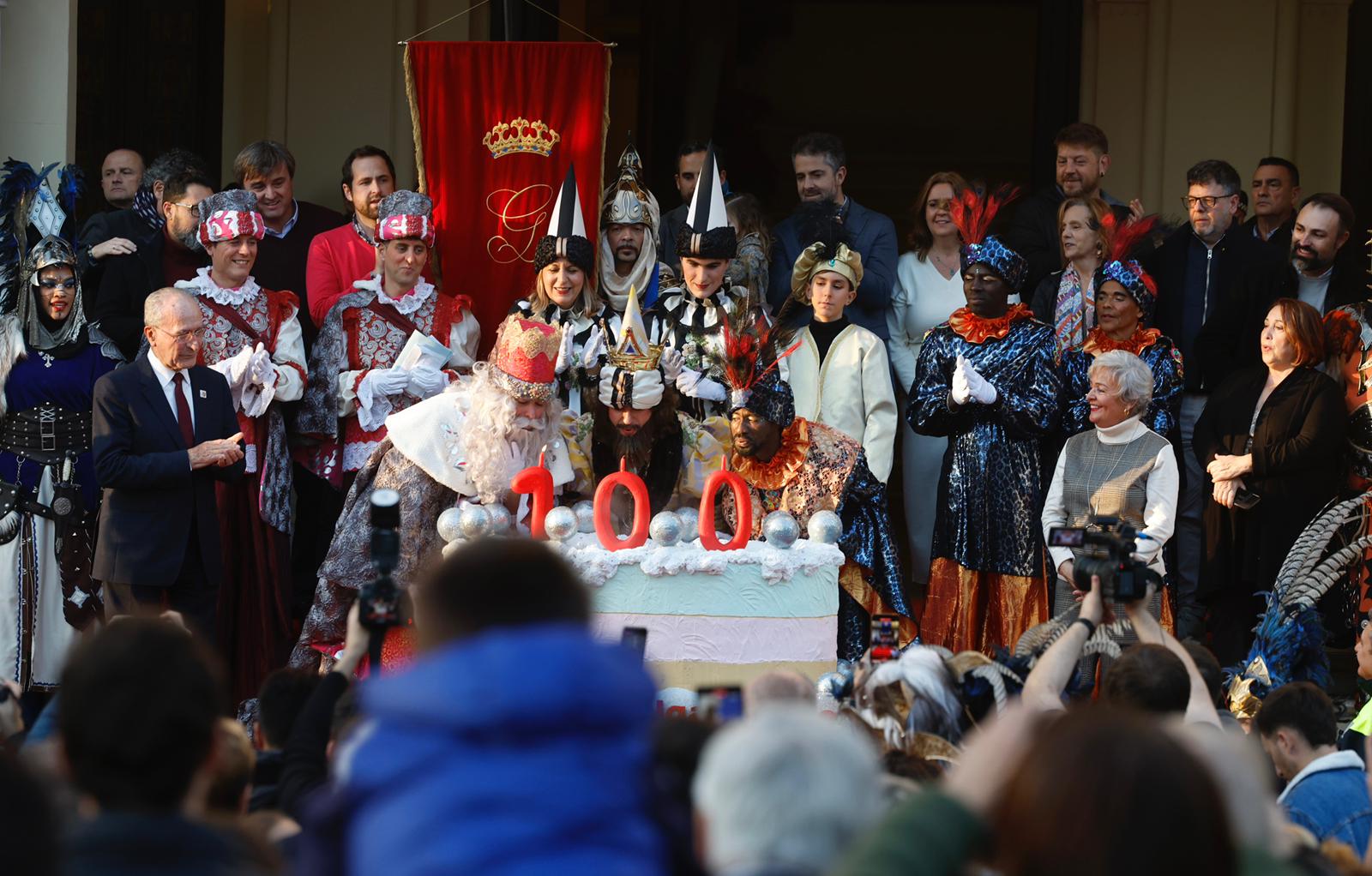 Melchor, Gaspar y Baltasar pasean por las calles de la capital en un recorrido de aniversario centenario en el que están acompañados por dieciséis carrozas y ocho pasacalles para repartir ilusión y 20.500 kilos de caramelos.